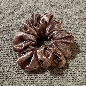 NWOT Scunci Jumbo Plush Velvet Oversized Scrunchie